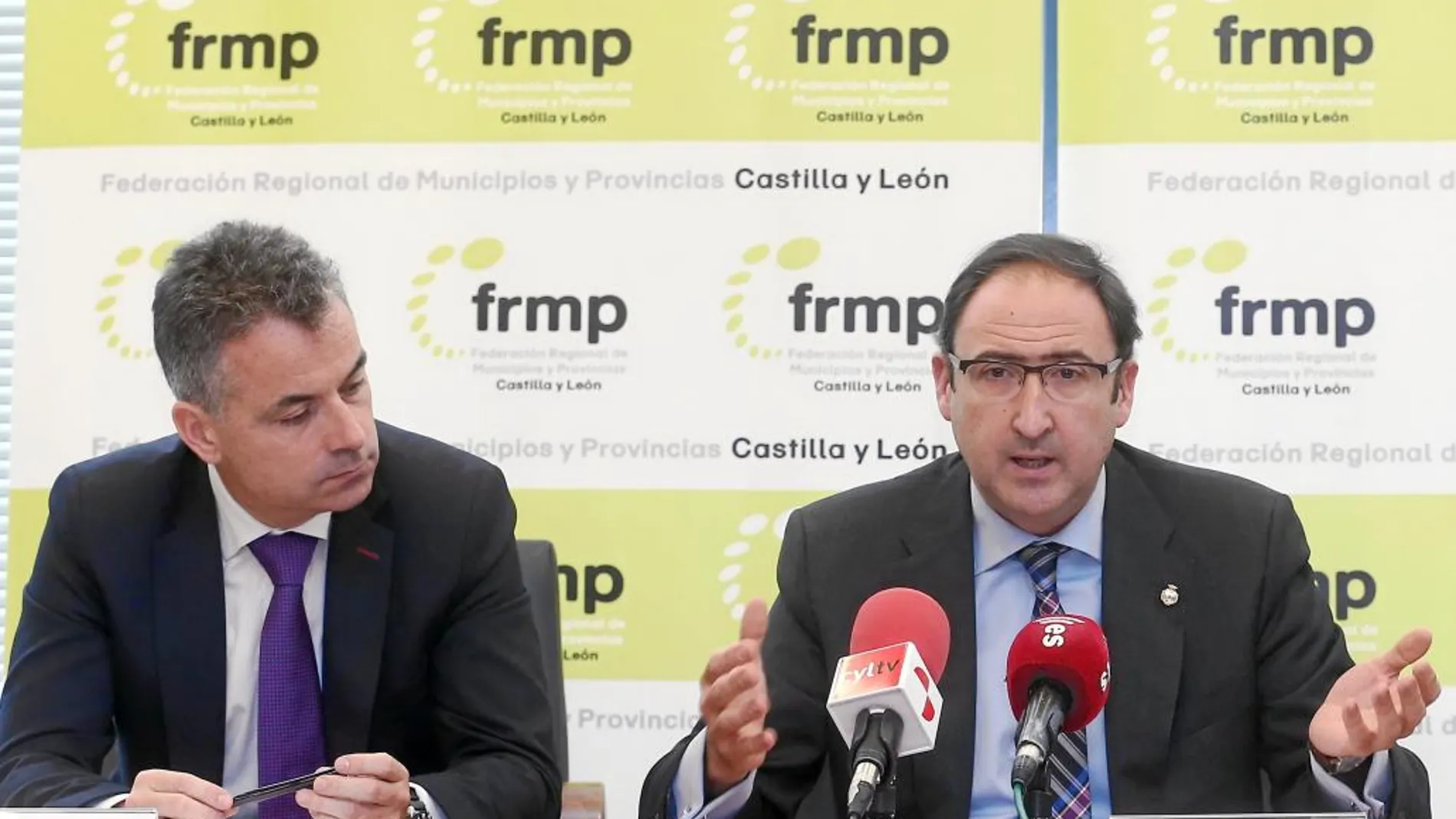 El presidente de la FRMP, Alfonso Polanco, y el director de Concesiones de Aquona, Jesús García del Valle
