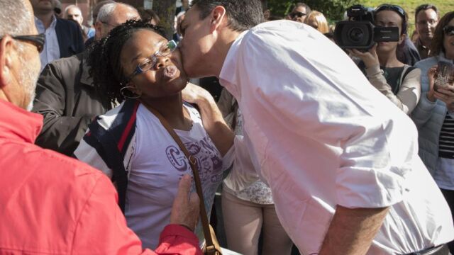 Pedro Sánchez, a su llegada a Vitoria para pedir el voto en un "puerta a puerta"