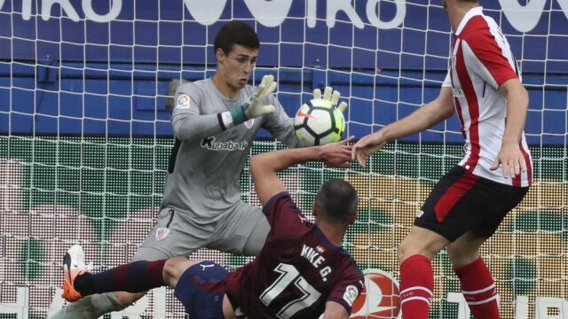 El delantero del Eibar Kike García lucha un balón con el guardameta del Athletic Club Kepa Arrizabalaga