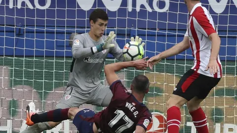 El delantero del Eibar Kike García lucha un balón con el guardameta del Athletic Club Kepa Arrizabalaga