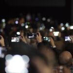 El 46 por ciento de los jóvenes de Estados Unidos dicen que no podrían vivir sin su teléfono, una muestra de que "más y más personas se están convirtiendo en dependientes de aparatos electrónicos portátiles".