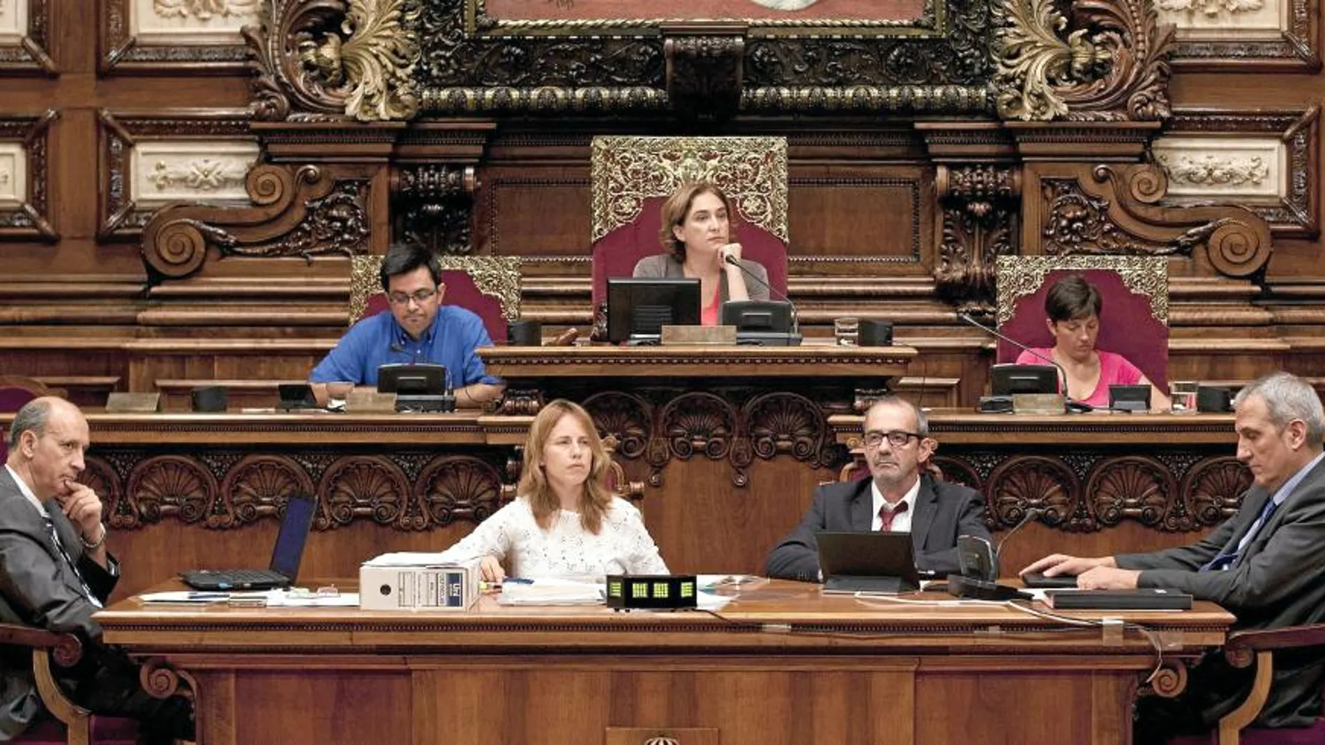 El pleno del Ayuntamiento decidió por unanimidad retirar la máxima distinción de la ciudad a la Infanta Cristina y a Pujol