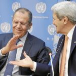 Sergei Lavrov (Rusia) y John Kerry (EE UU) chocan las manos en la rueda de prensa