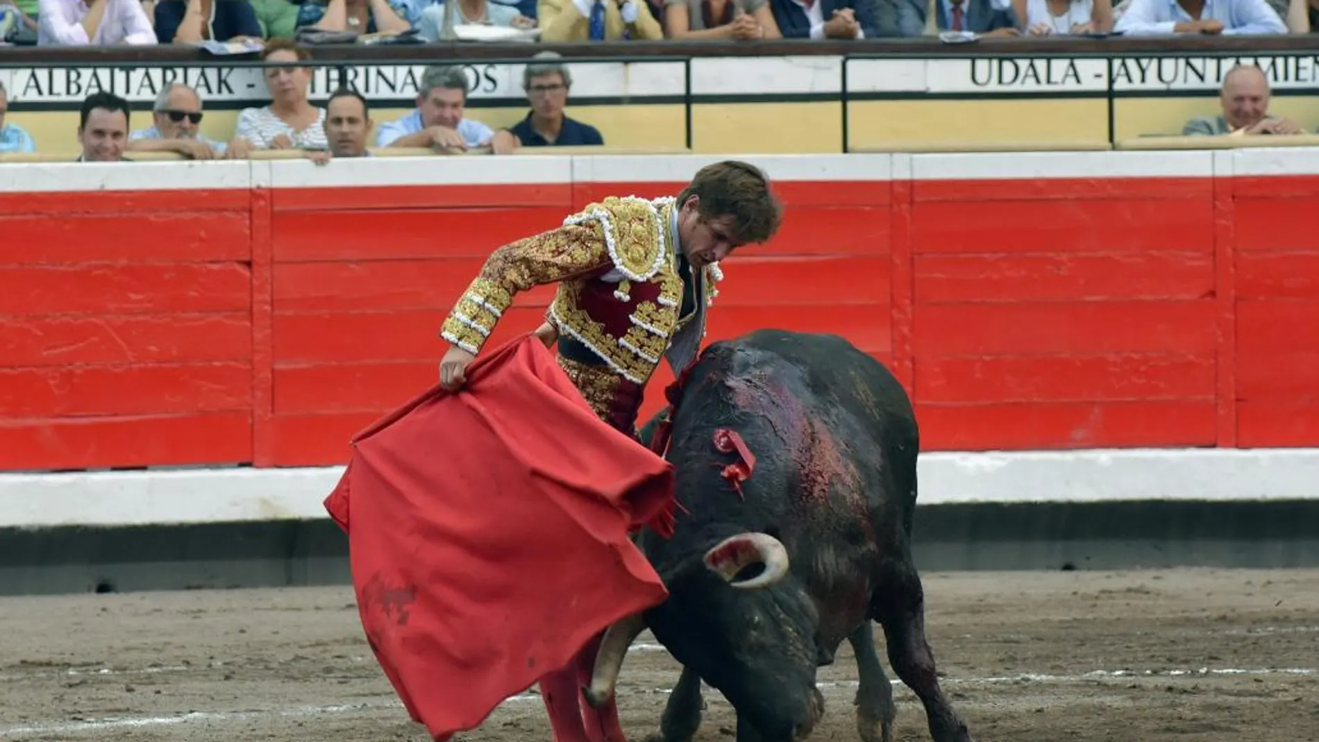 El diestro Julián López "El Juli"da un pase a su segundo toro en la sexta corrida de abono de la Feria de Bilbao