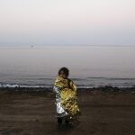 Una niña siria refugiada llega a la isla de Lesbos