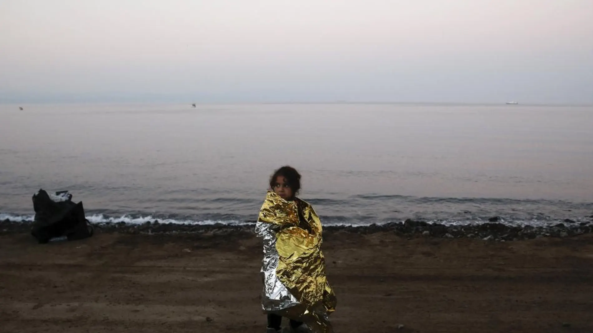Una niña siria refugiada llega a la isla de Lesbos
