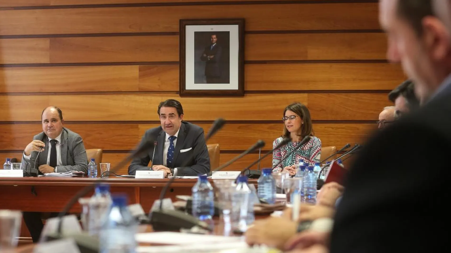 El consejero de Fomento y Medio Ambiente, Juan Carlos Suárez Quiñones, preside el Consejo Regional de Transportes