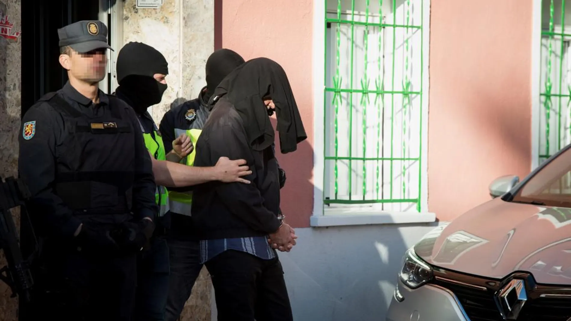 Luis José Galán, "Yusuf"es conducido por agentes de la Policía Nacional tras su detención, esta noche en Madrid por su presunta integración en la organización terrorista Estado Islámico (EI)