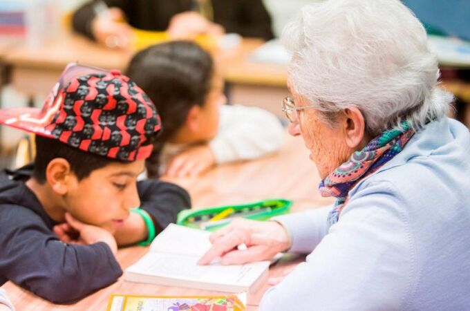 Una abuela participa junto a su nieto en unas jornadas de aprendizaje entre generaciones organizadas en Soria, que tienen como objetivo mejorar los resultados académicos de los pequeños y la memoria de los mayores