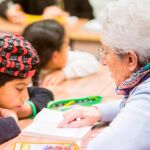Una abuela participa junto a su nieto en unas jornadas de aprendizaje entre generaciones organizadas en Soria, que tienen como objetivo mejorar los resultados académicos de los pequeños y la memoria de los mayores
