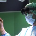 El médico encargado de la operación, con sus gafas de realidad aumentada