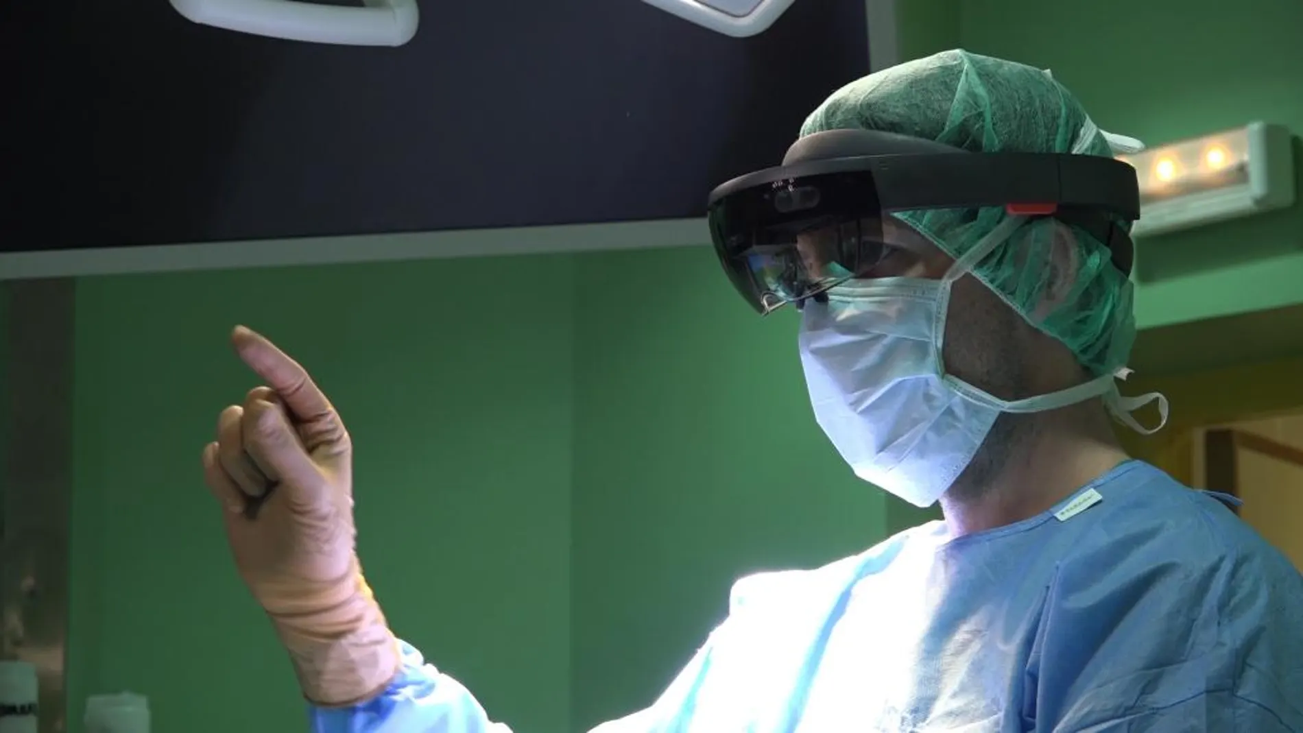 El médico encargado de la operación, con sus gafas de realidad aumentada