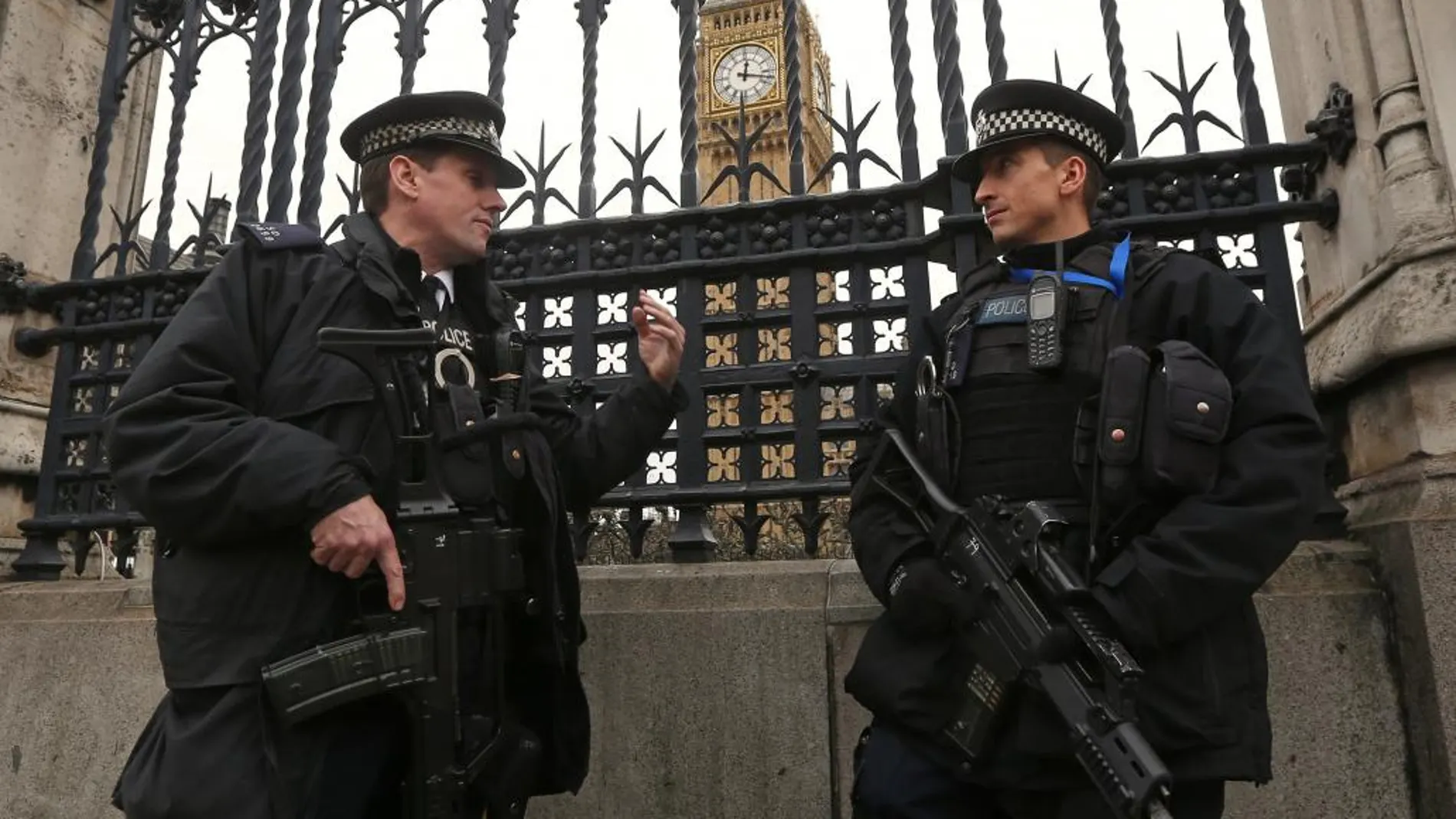 Policías británicos patrullan por la calle en Londres.