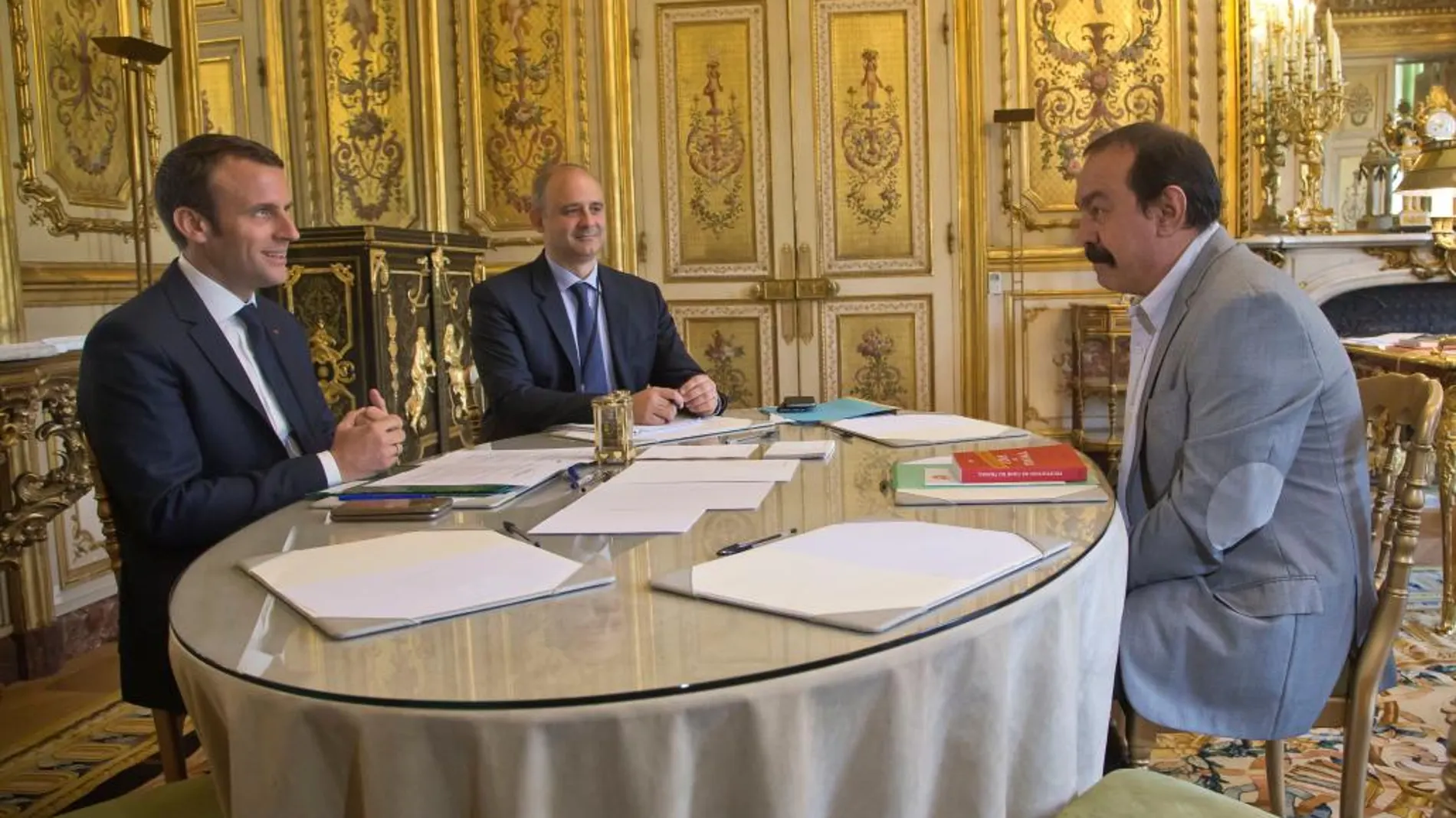 El presidente francés Emmanuel Macron, durante su reunión con el líder de la CGT Philippe Martinez en el Elíseo