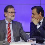 El jefe del Ejecutivo, Mariano Rajoy (i), y el coordinador general del PP, Fernando Martínez-Maillo, al inicio de la reunión del Comité Ejecutivo Nacional del partido