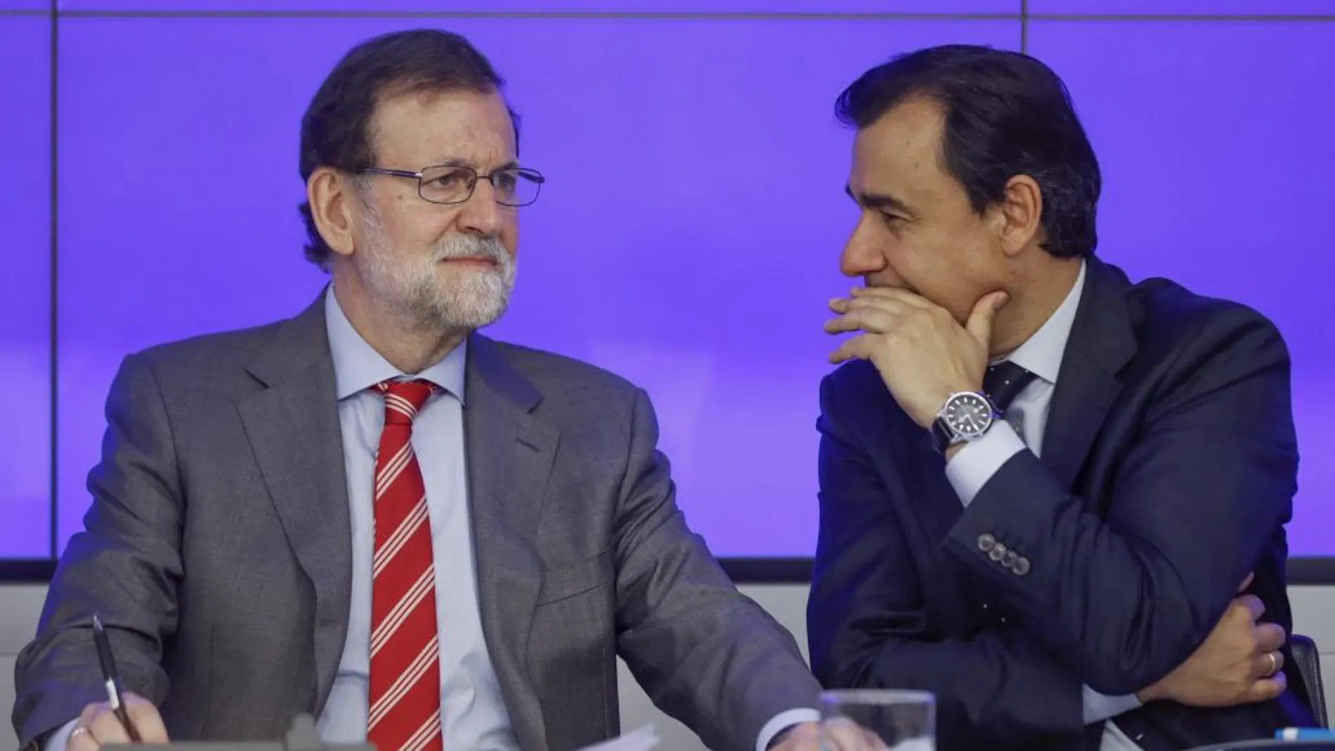 El jefe del Ejecutivo, Mariano Rajoy (i), y el coordinador general del PP, Fernando Martínez-Maillo, al inicio de la reunión del Comité Ejecutivo Nacional del partido