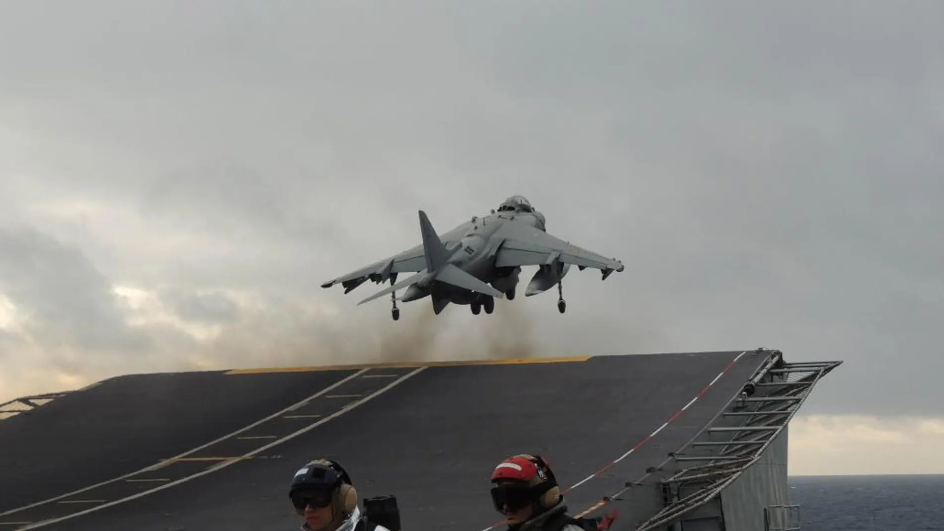 Un "Harrier" despega del "Juan Carlos I" en una imagen de archivo