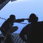 Captura tomada de un video facilitado por el Ministerio egipcio de Defensa el 20 de mayo de 2016, muestra a marines durante la operación de búsqueda del avión de Egyptair siniestrado el pasado mayo
