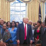 Donald Trump posa con un grupo de representantes negros de colegios y universidades, ayer, en el Despacho Oval