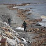 El cuerpo del hombre ha aparecido esta tarde en la playa tras haber sido arrastrado con su vehículo por la rambla de Casarones