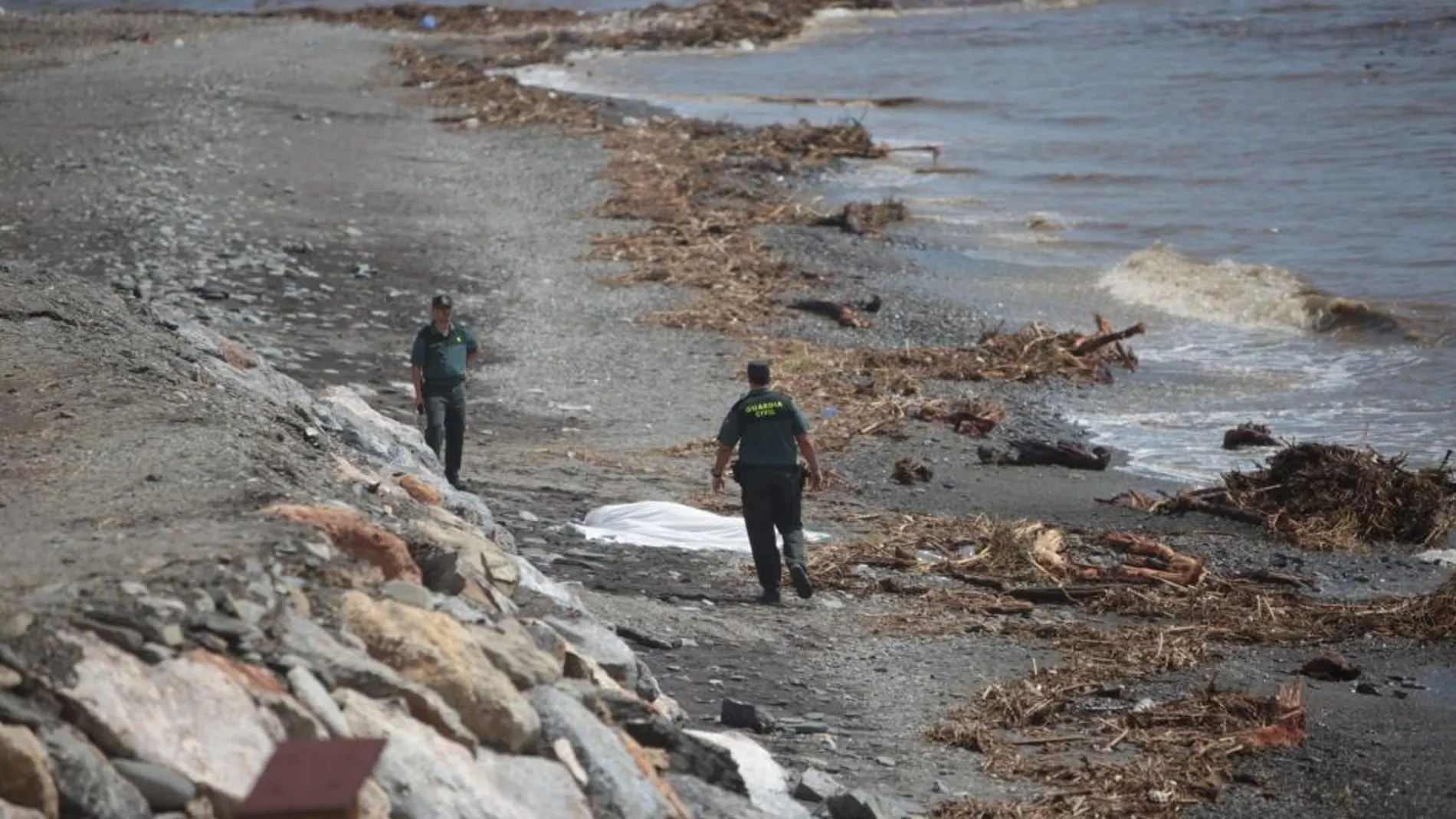 El cuerpo del hombre ha aparecido esta tarde en la playa tras haber sido arrastrado con su vehículo por la rambla de Casarones