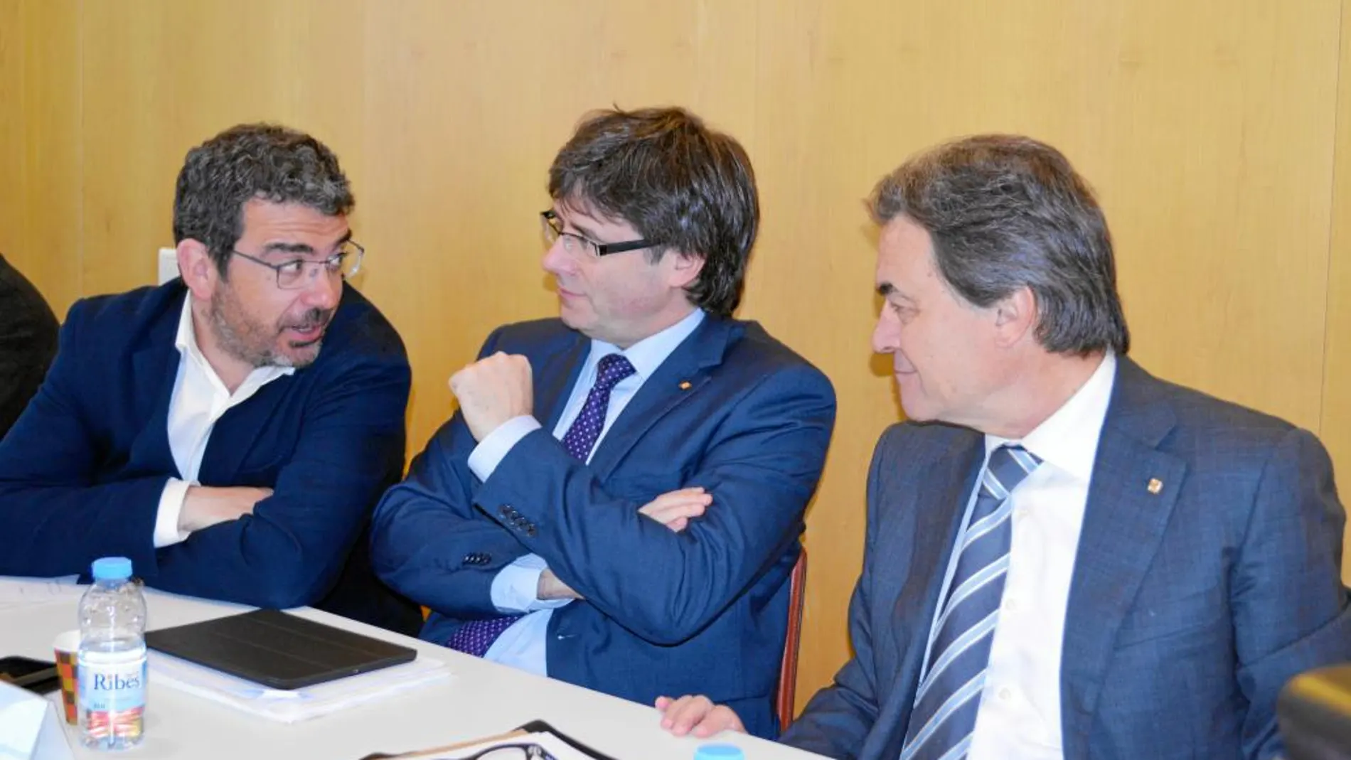 Sánchez, Puigdemont y Mas, ayer, durante el comité ejecutivo de Convergència