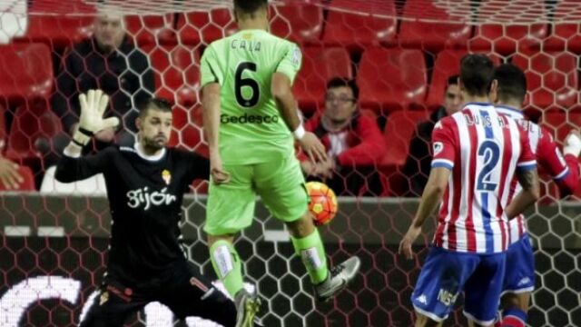 El defensa del Getafe Cala (c) remata a puerta ante el portero Iván Cuéllar (i), del Sporting de Gijón, para conseguir el primer gol de su equipo