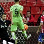 El defensa del Getafe Cala (c) remata a puerta ante el portero Iván Cuéllar (i), del Sporting de Gijón, para conseguir el primer gol de su equipo