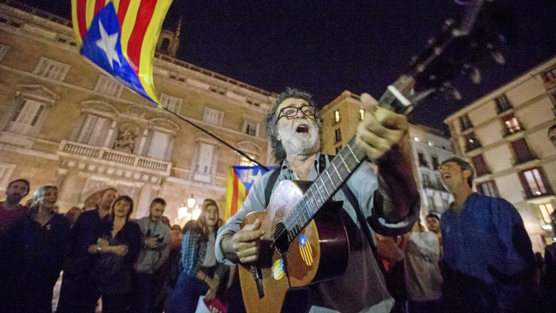 Manifestantes se concentraron anoche a las puertas de la Generalitat durante la reunión del Govern