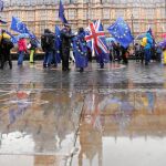 Manifestantes contra la salida de Reino Unido de la UE en las inmediaciones del Parlamento británico el pasado lunes