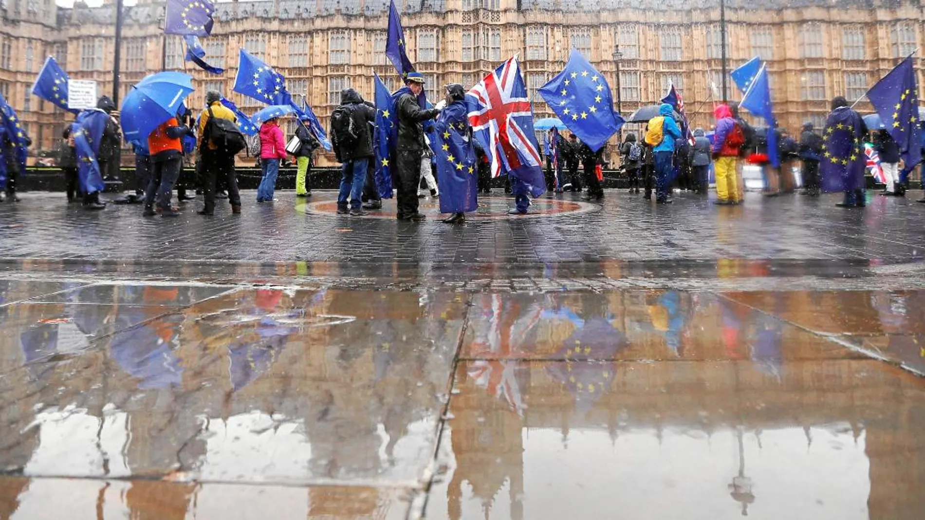 Manifestantes contra la salida de Reino Unido de la UE en las inmediaciones del Parlamento británico el pasado lunes