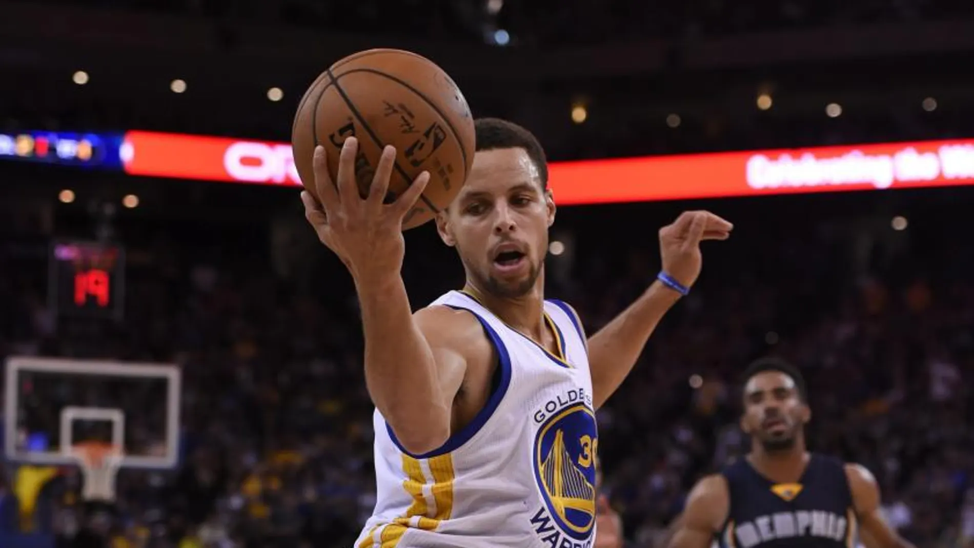 El jugadore de los Warriors Stephen Curry en acción durante el partido de la NBA que enfrentó a su equipo contra los Grizzlies.
