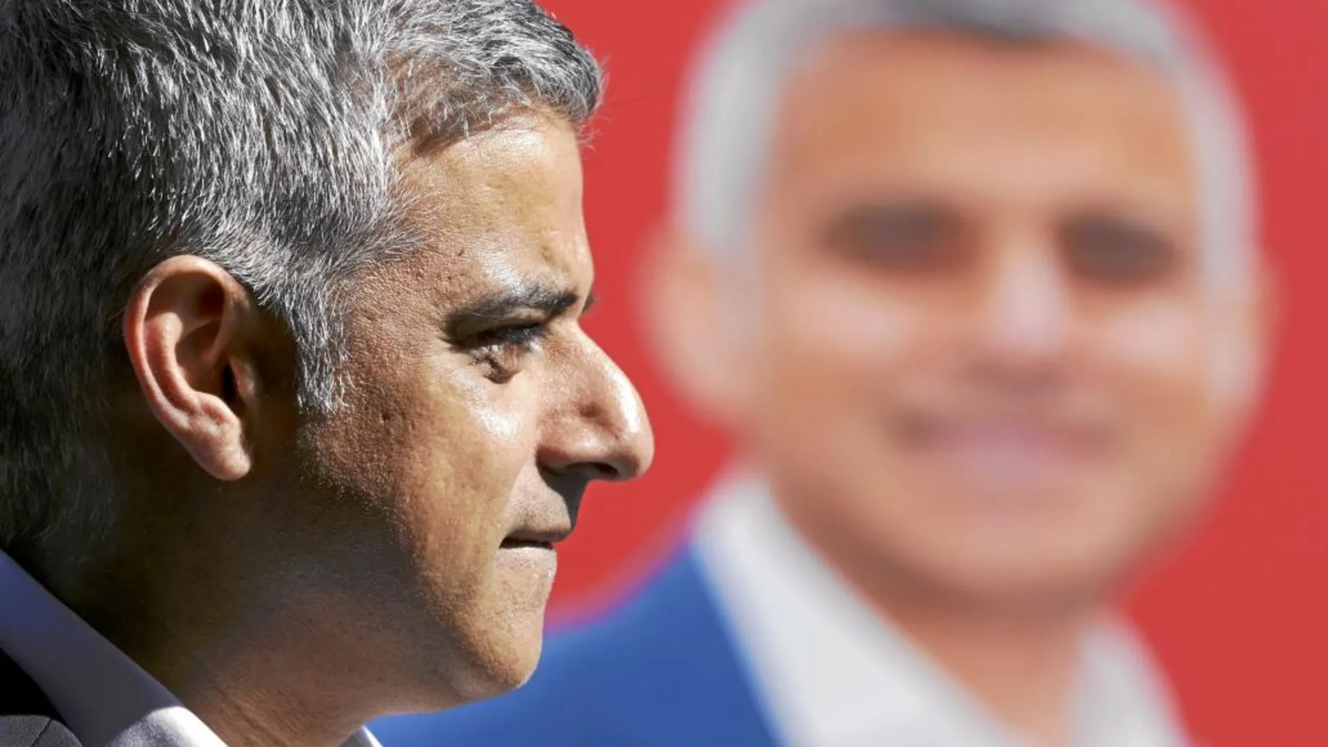 El candidato laborista a la Alcaldía de Londres, Sadiq Khan, habla ayer con la Prensa en el distrito de Canary Wharf