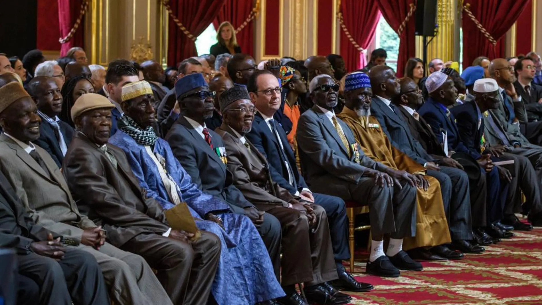 Hollande, durante la ceremonia en la que ha concedido la nacionalidad a 28 miembros del Ejército francés reclutados en las antiguas colonias africanas