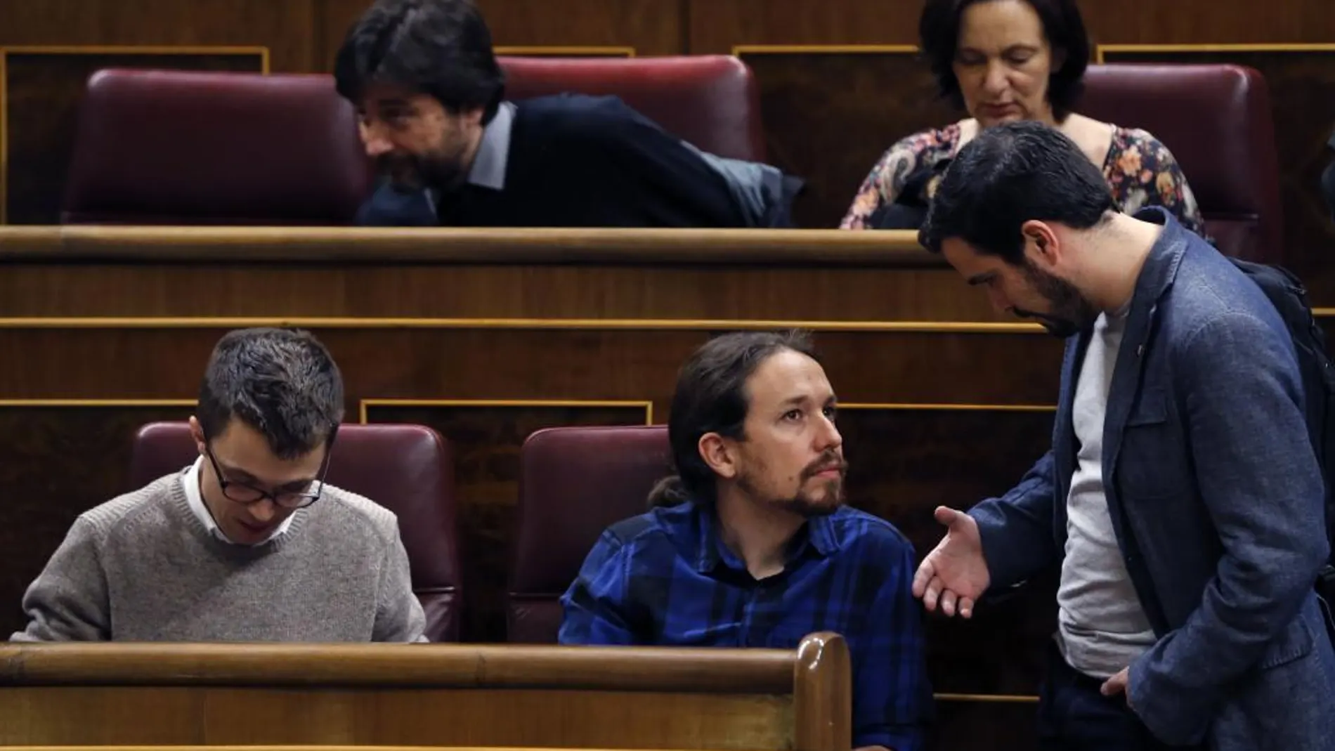 El diputado de IU, Alberto Garzón (d) conversa con el líder de Podemos, Pablo Iglesias