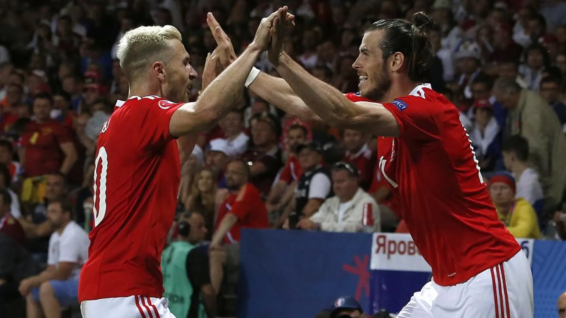 Gareth Bale celebra un gol con Aaron Ramsey