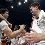 Los aleros del Dominion Bilbao Basket Alex Suárez (i) y Dejan Todorovic celebran el pase a la semifinal tras vencer al Barcelona Lassa, 73-72