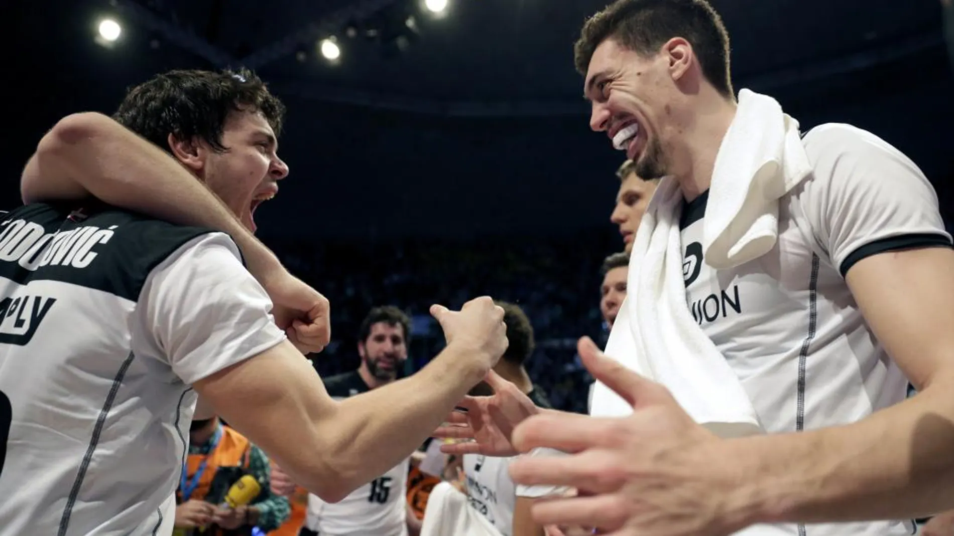 Los aleros del Dominion Bilbao Basket Alex Suárez (i) y Dejan Todorovic celebran el pase a la semifinal tras vencer al Barcelona Lassa, 73-72
