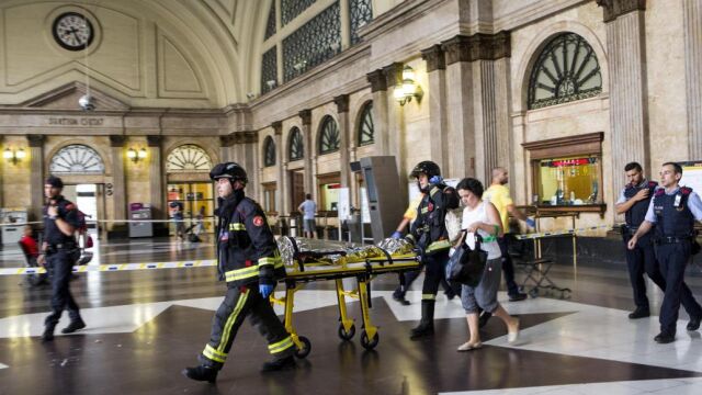 Equipos de emergencia atienden a los pasajeros que han resultado heridos al chocar un tren de Renfe contra el tope final de una vía en la Estación de Francia de Barcelona
