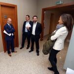 Luis Tudanca junto a Maria de Diego y Salvador Cruz, entre otros, tras participar en la Junta de portavoces de las Cortes regionales