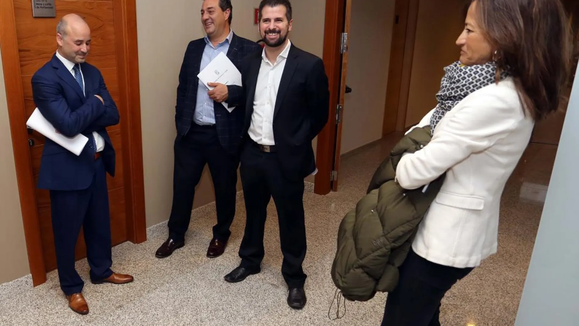 Luis Tudanca junto a Maria de Diego y Salvador Cruz, entre otros, tras participar en la Junta de portavoces de las Cortes regionales