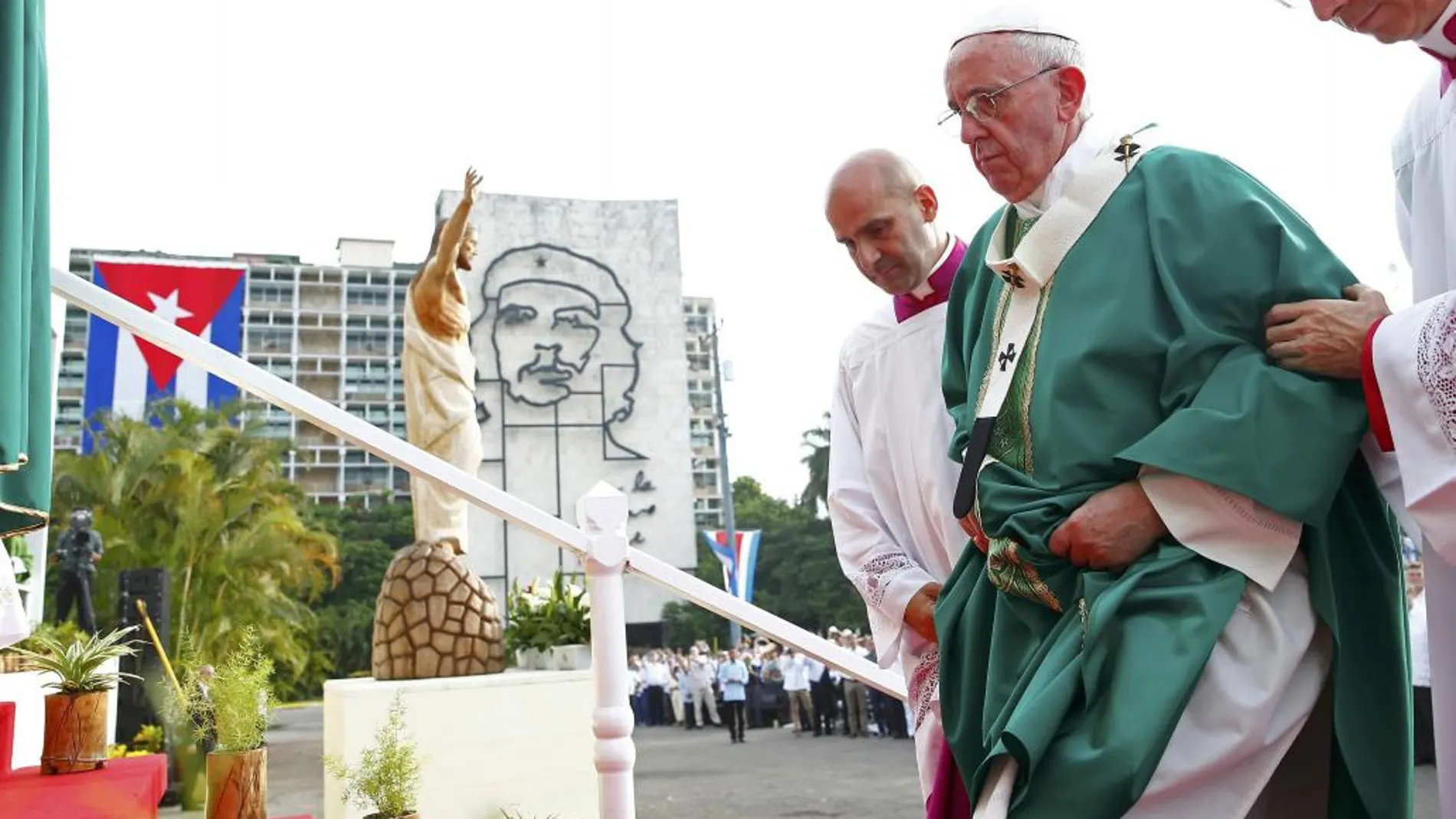 El papa Francisco oficia misa en la Plaza de la Revolución de La Habana (Cuba), ante miles de cubanos.