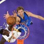 Brandon Bass y Dirk Nowitzki pelean por el rebote durante el partido