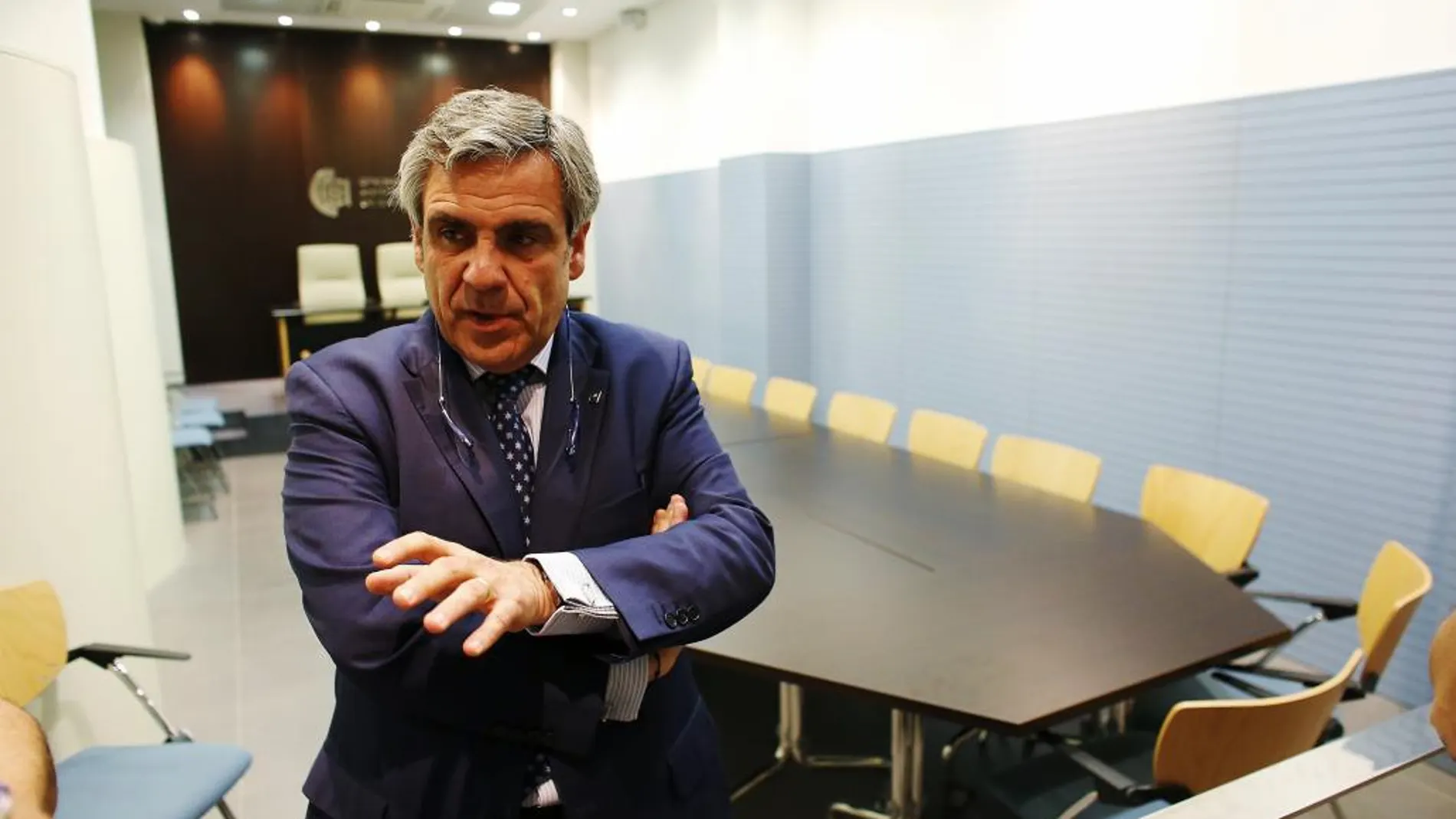 El director de la Oficina Antifraude de Cataluña (OAC), Daniel de Alfonso, durante la entrevista que ha mantenido con Efe.