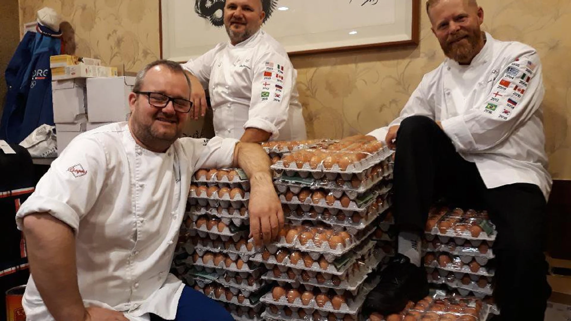 Los cocineros del equipo olímpico con el pedido de huevos