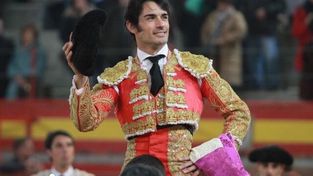 Paulita sale a hombros de la plaza de toros de Valdemorillo