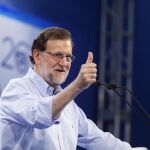 Mariano Rajoy durante el encuentro que mantuvo hoy con afiliados y simpatizantes en el Recinto Ferial de la capital tinerfeña