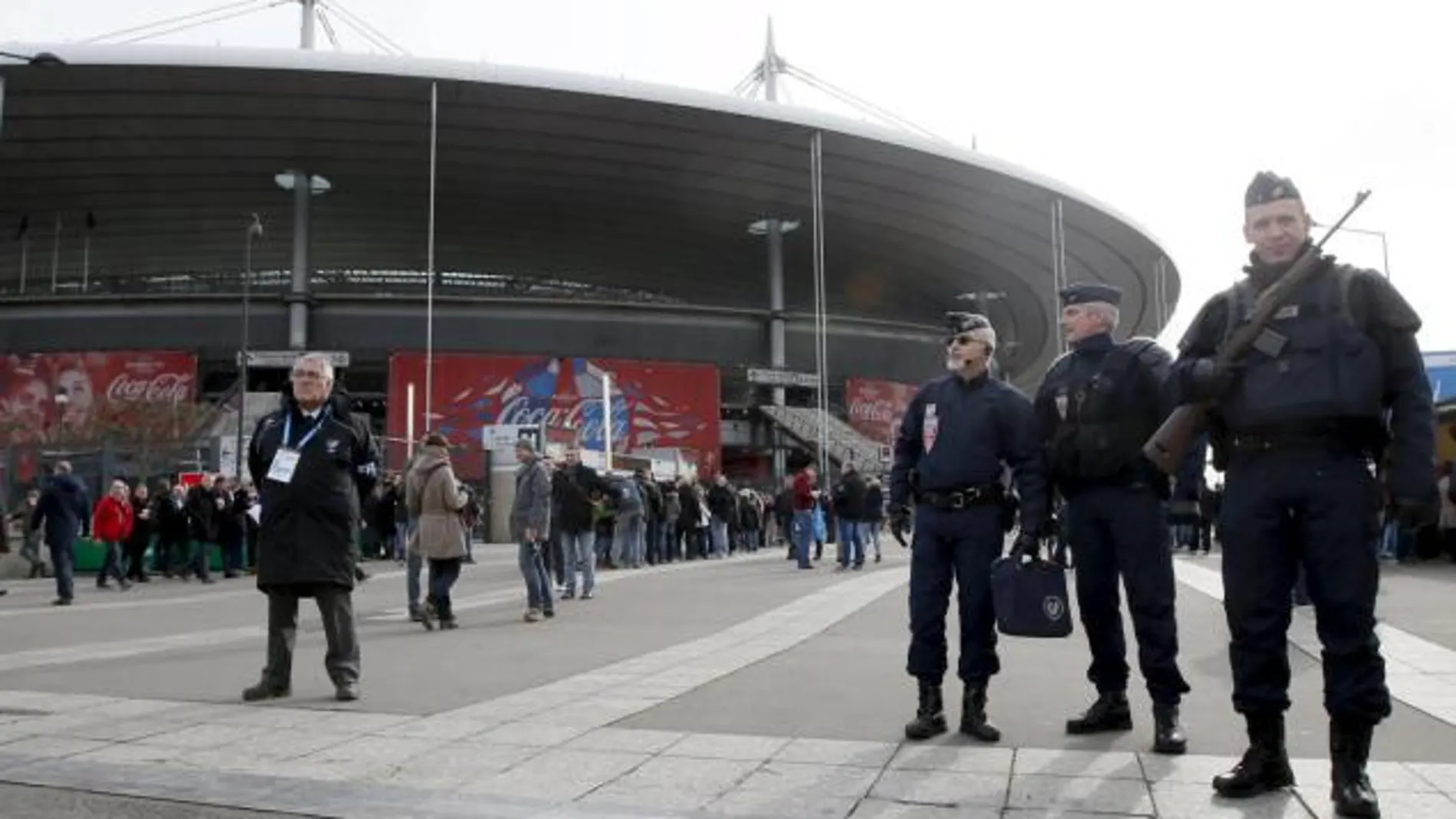Policía a las afueras del Estadio de francia