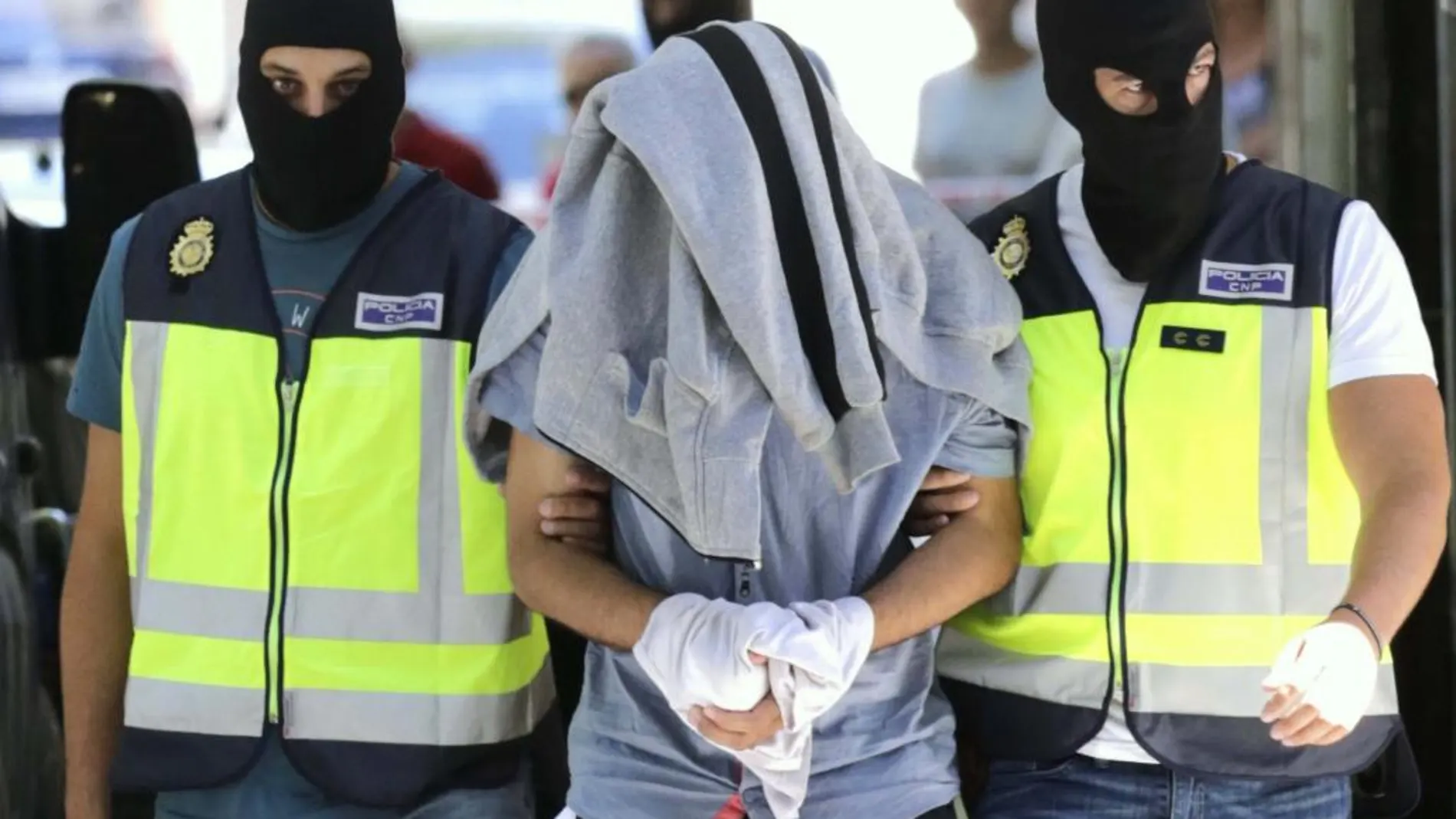 Agentes de la Policía Nacional conducen al detenido en la localidad madrileña de San Martín de la Vega el 25 de agosto.