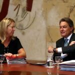 Artur Mas, conversa con la vicepresidenta, Neus Munté, al inicio de la primera reunión del gobierno catalán en el Palau de la Generalitat